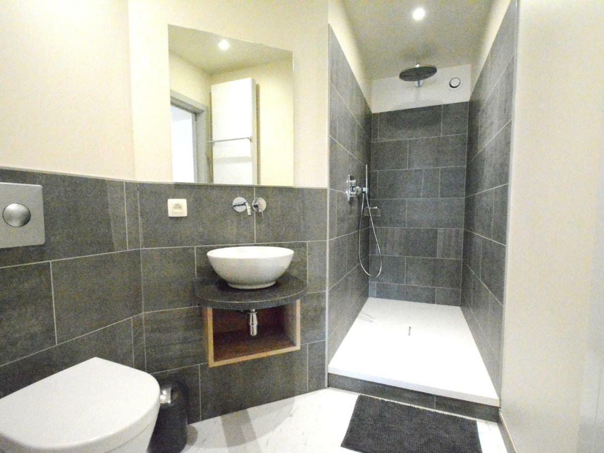 Large Townhouse With Pool Table Villa Буйон Екстериор снимка